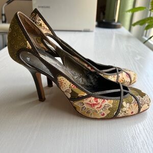 Attractive Chic high heel shoes, size 6.5M